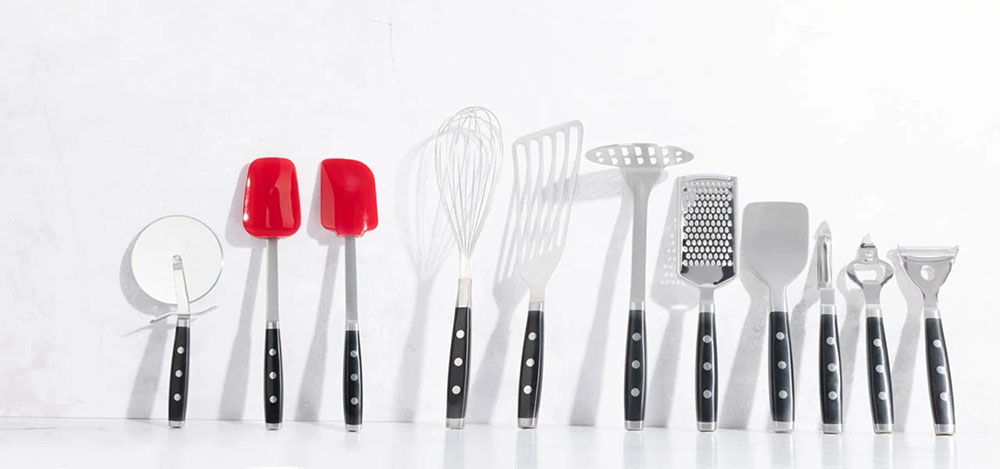 Indispensáveis, de alta resistência e fabricados em materiais da mais alta qualidade. Acessórios para cozinhar, bater, descascar, cortar, destampar, misturar e servir. Resistentes e duráveis para serem seus ajudantes em muitas receitas deliciosas. Farão sua experiência na cozinha mais eficiente e agradável.  São 10 práticos acessórios de cozinha para uso diário.