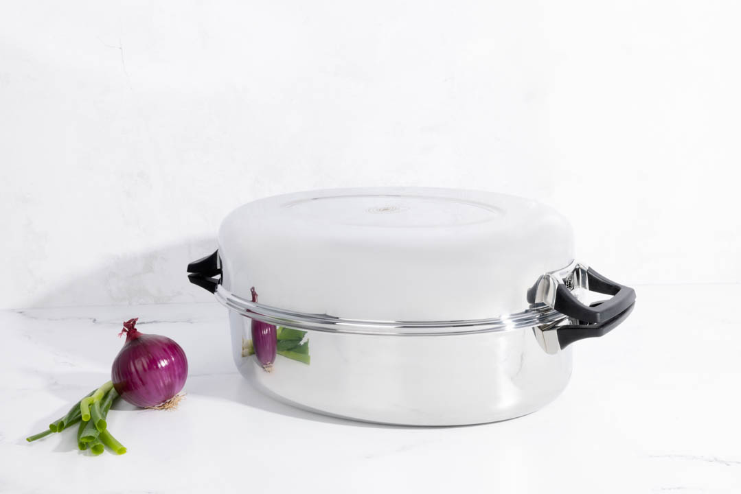 Cozinhe o seu peru sobre o fogão e prepare verdadeiros banquetes para compartilhar em família em qualquer época do ano. Pode usá-la no forno ou sobre o fogão. Fabricada com aço inoxidável de grau cirúrgico com garantia limitada de até 50 anos. Dimensão: 18" x 13" / 46cm x 33cm