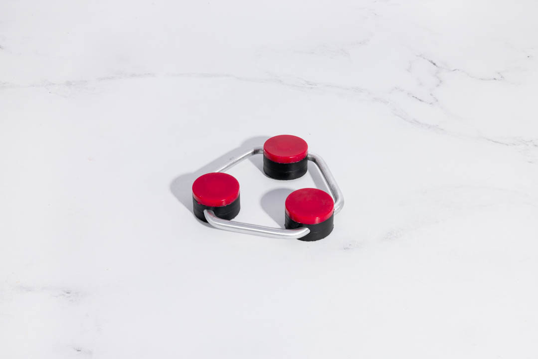 O Suporte Ideal Para Servir Suas Refeições.  Altamente resistente e antideslizante. Sua forma triangular te oferece o suporte ideal para panelas e frigideiras com diâmetro de 7 a 25 centímetros. Protege as superfícies da sua cozinha. Se adere à base de suas panelas e frigideiras Royal Prestige® para servir comidas quentes e proteger as superfícies da sua cozinha.