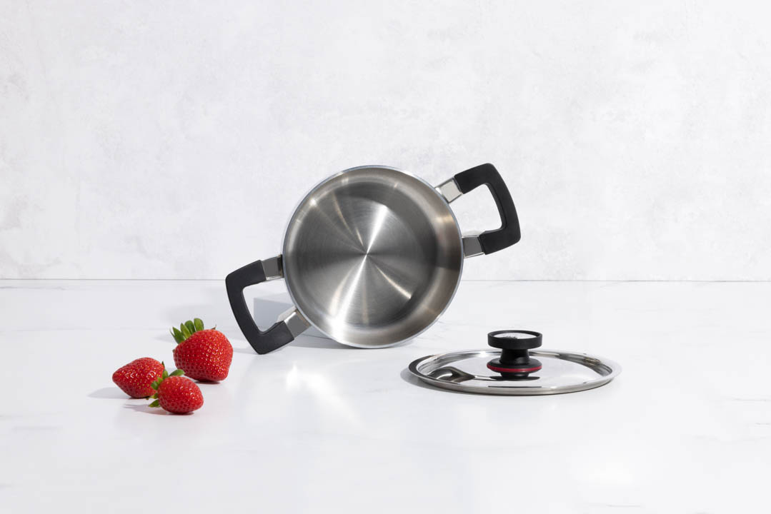 Faça comidas e sobremesas deliciosas em porções individuais ou surpreenda sua família e amigos com queijos derretidos, patês, molhos e muito mais. Fabricada em aço inoxidável de grau cirúrgico da mais alta qualidade respaldada com até 50 anos de garantia limitada. Aptas para todos os tipos de forno: elétricos, a gás ou de indução . 23.6cm x 3.7cm | Diâmetro interno: 14cm, perfeita parra cozinhar porções individuais.