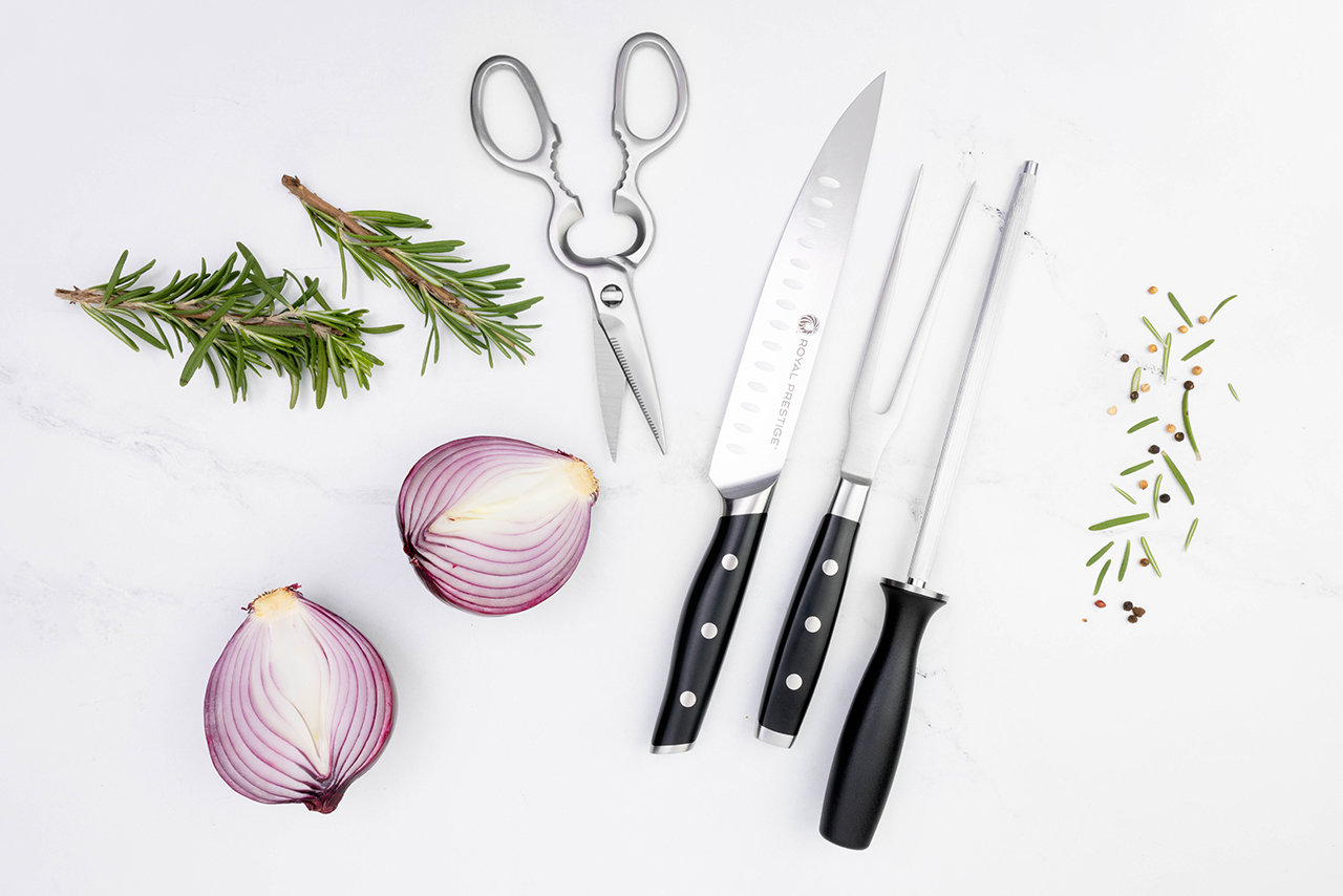O Royal Prestige® Carving Knife Set inclui as facas que todo amante de carne deseja. O conjunto completo é ideal para aquele churrasco com a família e os amigos. Tenha tudo o que precisa à sua disposição para agradar a todos com um corte imbatível, com facas que possuem um cabo que permite uma pegada mais confortável e profissional, um excelente fio e acessórios que serão seus aliados, como o Royal Prestige® Sharpening Steel e a Royal Prestige® Kitchen Shears que facilitará suas tarefa.
