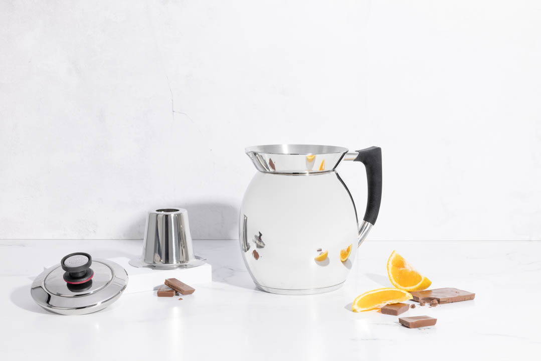Desenhada especialmente para preparar o chocolate quente mais delicioso. A Chocolatera Royal Prestige® é fabricada em aço inoxidável de grau cirúrgico da mais alta qualidade. Seu exclusivo efeito vulcão te ajuda a evitar que o líquido derrame. Apta para todos os tipos de fogão: elétricos, a gás ou de indução . Ampla capacidade de até 10 xícaras (2.6L)