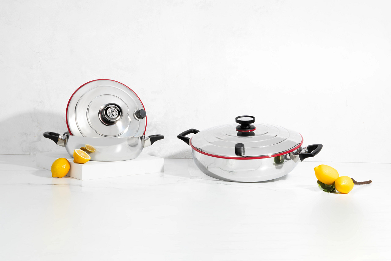 Cozinhe a maioria das carnes e aves com pouca ou nenhuma quantidade de óleo, sentindo assim o real sabor dos alimentos! Desfrute das muitas possibilidades de um produto versátil: que tal fazer um bolo sem usar o forno? Ponha em prática suas melhores receitas todos os dias. Qualidade superior assegurada com uma garantia limitada de até 50 anos.