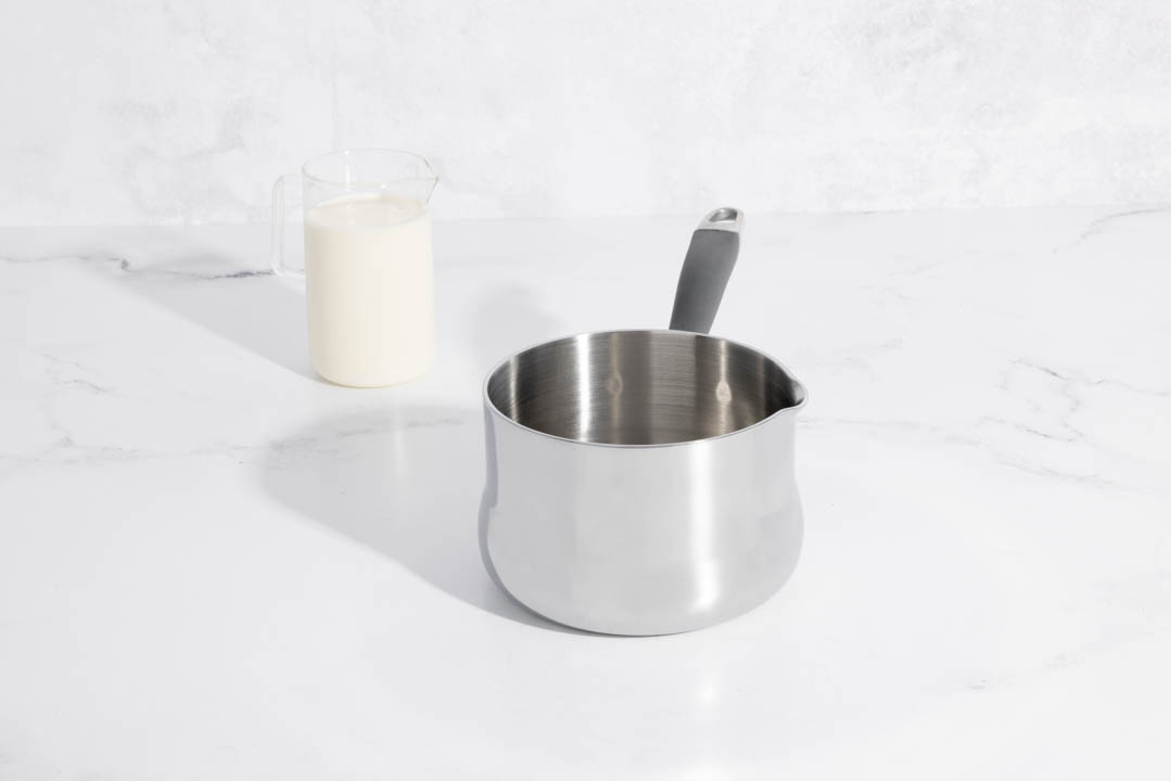 Peça Elegante de Qualidade Superior Para Uso Diário  Ideal para esquentar leite, água, molhos e muito mais. Este Fervedor te ajuda com grande eficiência em tarefas pequenas, mas essenciais, em sua receita. Apto para todos os tipos de fogão: elétrico, a gás ou de indução. Fabricado com aço inoxidável de grau cirúrgico de qualidade superior e respaldado com uma garantia limitada de até 50 anos.   Diâmetro: 5" / 11.5 cm | Capacidade: 1QT / 900ml