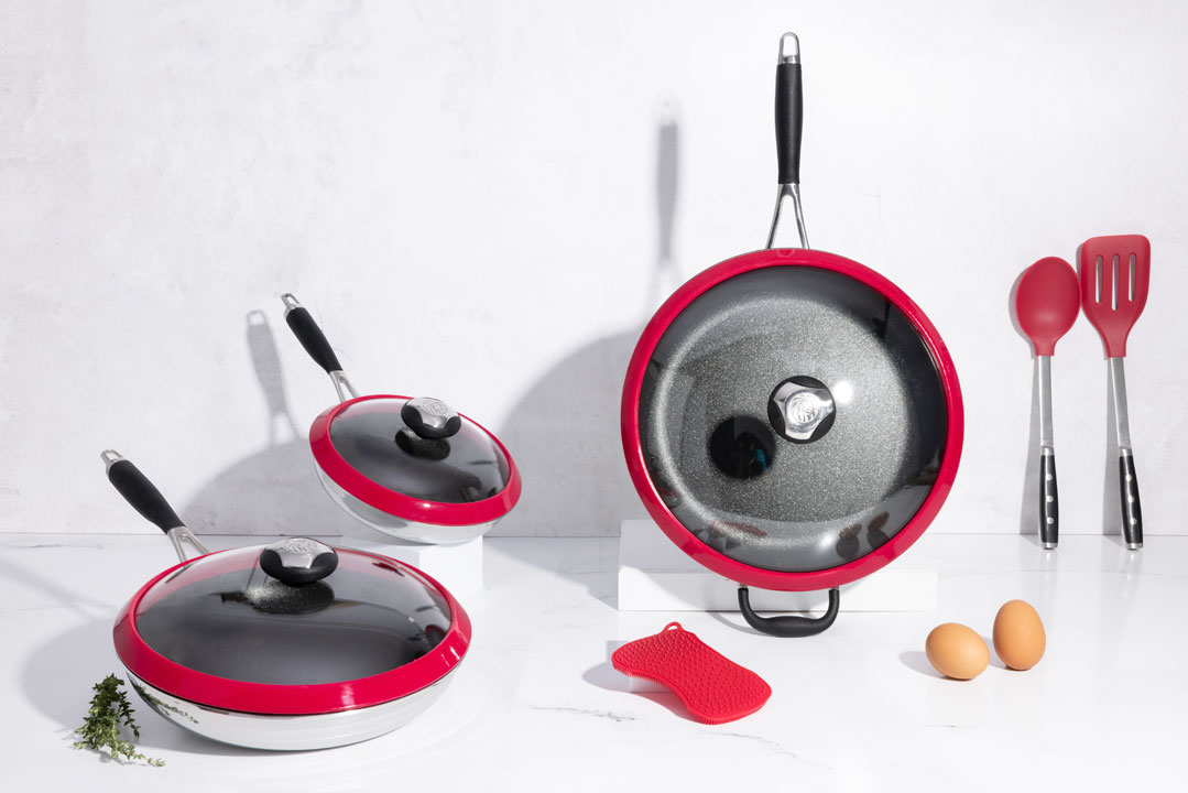 Fabricadas na Itália, as frigideiras Royal Prestige® Deluxe Easy Release são fabricadas com a mais avançada tecnologia e materiais de primeira qualidade, para que você possa cozinhar todos os dias com a mais alta qualidade! O alimento se solta facilmente. Graças à sua tampa de vidro, você pode monitorar o alimento enquanto ele cozinha. Elas são adequadas para todos os tipos de fogão: elétrico, a gás ou por indução.