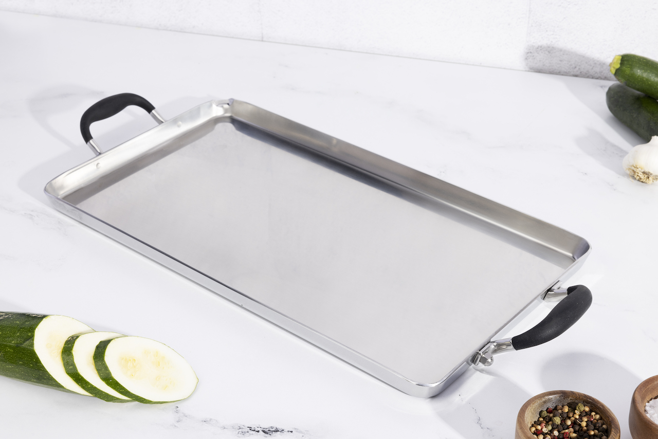 A Royal Prestige® Square Griddle é o complemento perfeito pra sua cozinha! Ideal pra cozinhar ou esquentar de maneira prática. Feita com os melhores materiais e garantia limitada de até 50 anos.  Medidas: 18" x 9.75” / 45.5 cm x 24.76 cm.