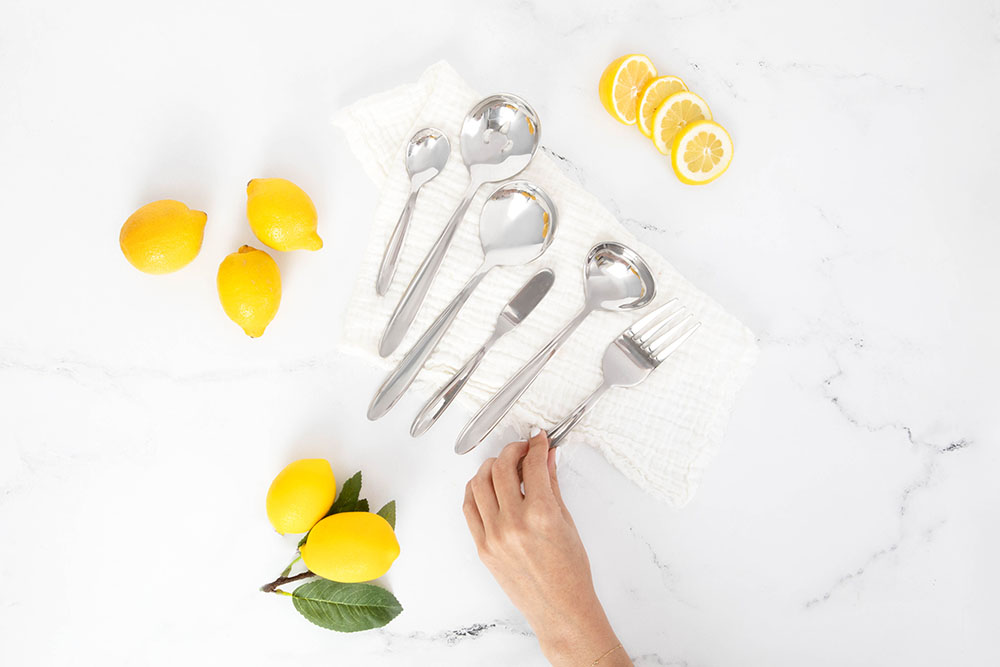 Incremente a sua cozinha com os melhores utensílios para servir suas refeições. Fabricados com aço inoxidável da mais alta qualidade, com o toque de perfeição que caracteriza a Royal Prestige. Ideais para te ajudar em cada passo da sua receita. Garantia limitada de até 50 anos.  Inclui:  Espátula Pequena Colher Grande Garfo Grande Escumadeira Concha Colher Pequena