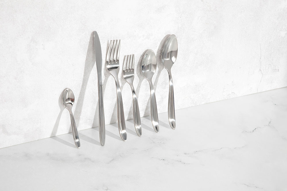 Design Sofisticado e Durabilidade Para a Sua Mesa  Fabricado em aço inoxidável, este jogo para quatro pessoas tem durabilidade, qualidade e apresentação impecável em sua mesa.  Garantia limitada de até 50 anos. Inclui:  4 colheres de chá 4 colheres de sobremesa 4 colheres de sopa 4 facas de jantar 4 garfos de salada 4 garfos de jantar