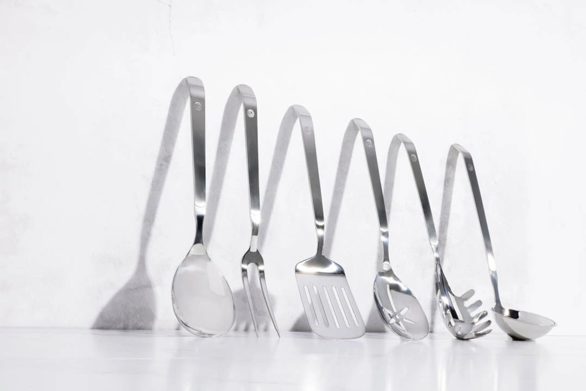 Equipe a sua cozinha com os melhores utensílios para servir suas refeições. Fabricados com aço inoxidável da mais alta qualidade, com o toque de perfeição característico da Royal Prestige®. Ideais para te ajudar em cada passo da receita.  Inclui:  1 Espátula Pequena 1 Colher Grande 1 Garfo Grande 1 Escumadeira 1 Concha 1 Colher Pequena