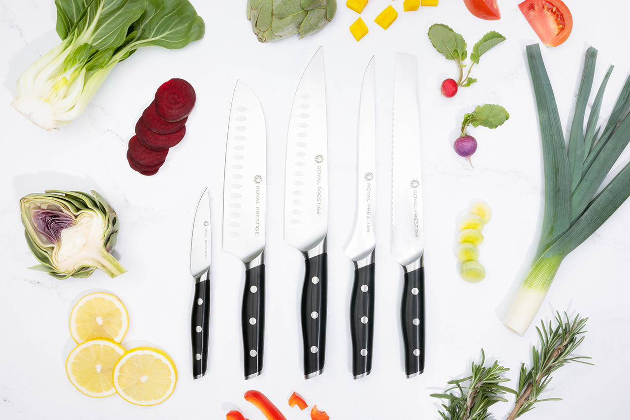 O clássico Royal Prestige® Kitchen Knife Set é a opção ideal para atender a uma variedade de necessidades de corte, oferecendo versatilidade e precisão para seu dia a dia na cozinha. Inspire outras pessoas a mostrarem sua paixão culinária fazendo cortes dignos de um chef e tenha todas as ferramentas de que precisa à mão para transformar as receitas dos sonhos em realidade.