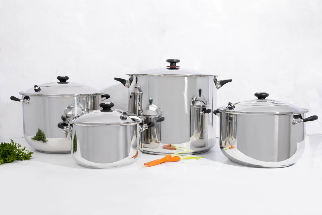 As panelas ideais para cozinhar suas comidas favoritas e celebrar em grande estilo com os que mais ama. Te acompanharão em muitos anos de comemorações com a família, graças à sua garantia limitada de até 50 anos. Construção em aço inoxidável de grau cirúrgico da mais alta qualidade. Aptas para todos os tipos de fogão: elétricos, a gás ou de indução.