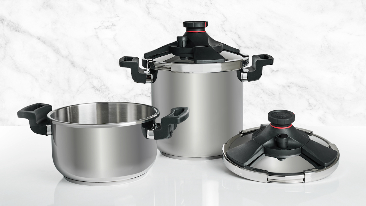 Economize até um terço do tempo de cocção com as Panelas de Pressão Royal Prestige®. São quatro mecanismos de segurança que te oferecem a tranquilidade que você precisa para cozinhar com confiança em materiais da mais alta qualidade. Aptas para todos os tipos de forno: elétricos, a gás ou de indução. Garantia limitada de até 50 anos