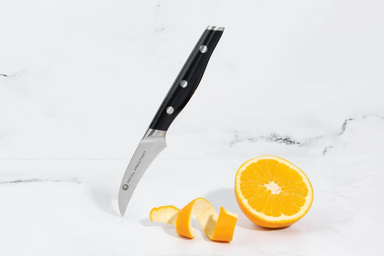 A versatilidade ao cortar e descascar suas frutas e legumes com facilidade e precisão!  A Faca para Descascar Royal Prestige® possui um forma curva que além de descacar é ótima para cortar e decorar frutas e legumes, com mais precisão e controle. Seu cabo possui um design ergonômico para uma pegada confortável, ótima para usar por um longo período de tempo.