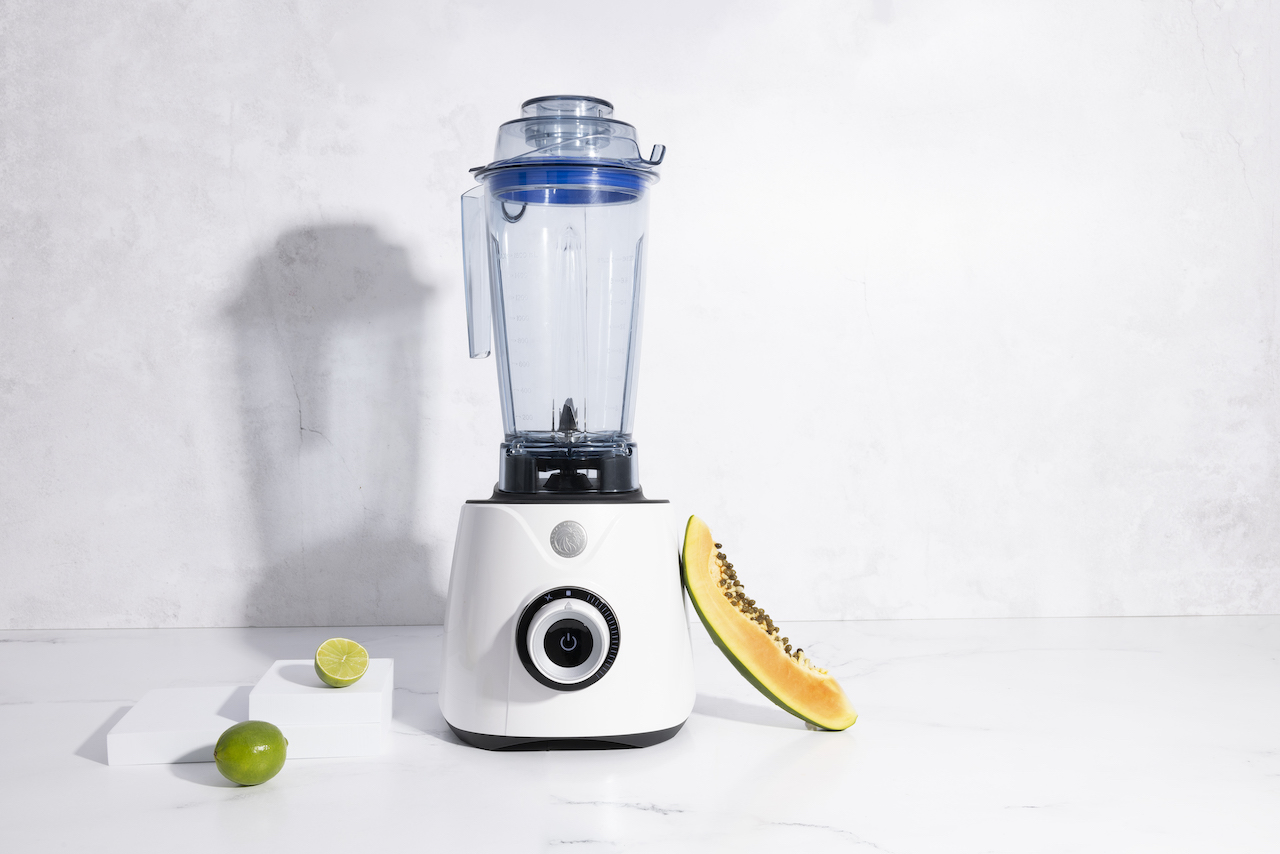 Colocamos o poder em suas mãos! Bata até os ingredientes mais duros graças a seus mais de dois cavalos de potência. Suas seis lâminas de aço inoxidável de grau cirúrgico permitem uma liquidificação mais profunda. Sua jarra de Tritan, livre de BPA, te oferece uma capacidade de mais de 1.5L Você pode moer café ou triturar sementes para fazer suas próprias farinhas.
