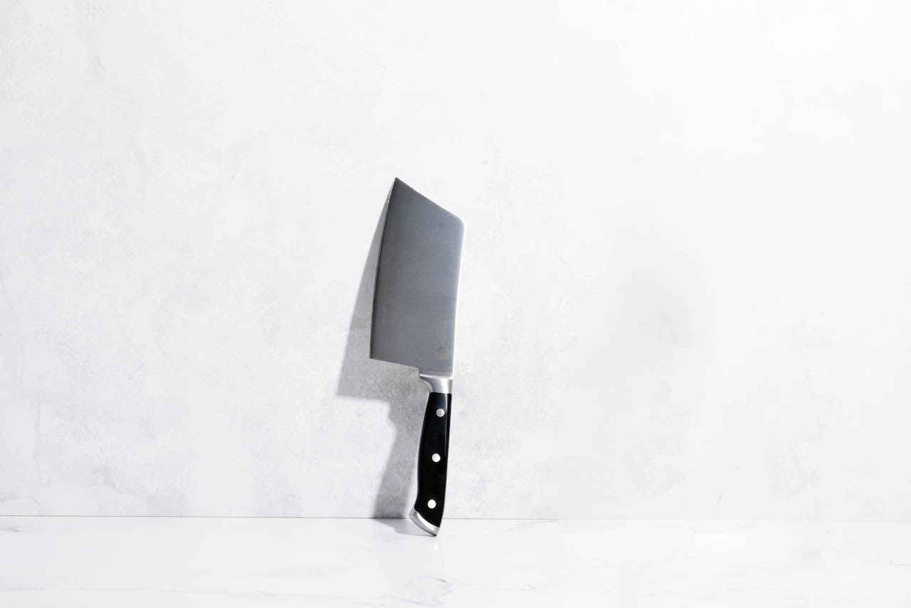 Sua lâmina de aço inoxidável alemão, ampla e afiada, facilita cortar aves inteiras e carnes com osso. Além disso, é a ferramenta ideal para picar finamente ervas como coentro ou salsa. A lâmina se estende até o cabo para evitar que se rompa ou desprenda. O cabo ergonômico de resina facilita o manejo de maneira cômoda e firme. Parte da linha excluisva Precision Series III™ da Royal Prestige®.