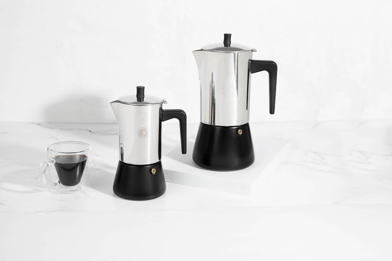 Você merece! Se presenteie com um delicioso café expresso todas as manhãs, preparado sobre o fogão na comodidade da sua casa. Apta para todos os tipos de fogão: elétricos, a gás ou de indução . Filtro integrado para desfrutar seu café mais rápido, sem necessidade de comprar filtros. Disponível em dois tamanhos: 10 e 4 xícaras de café expresso. A Royal Espresso é a cafeteira ideal para os amantes do bom café. Fabricada com aço inoxidável de grau cirúrgico de qualidade superior.