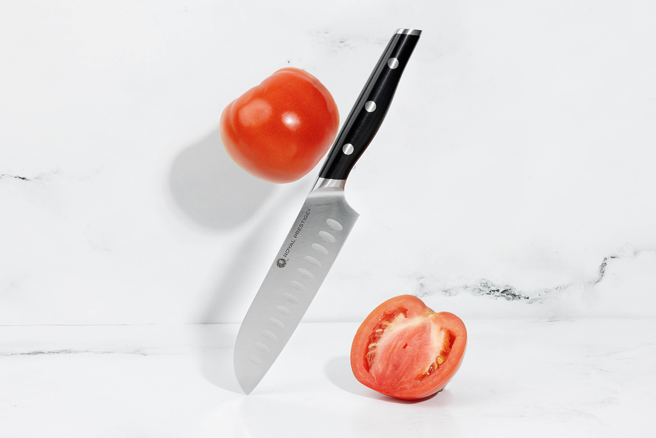 A faca Royal Prestige® Santoku 5" será sua melhor aliada na cozinha! Uma faca originária do Japão om aço inoxidável de padrão alemão, esta faca oferece mais resistência e durabilidade, mantendo sua afiação por mais tempo. Ela é ideal para fatiar, cortar em cubos e muito mais. Possui entalhes na lâmina para evitar que os ingredientes grudem, facilitando o corte rápido com um cabo que promove uma pegada mais profissional e confortável em um tamanho perfeito de 5".