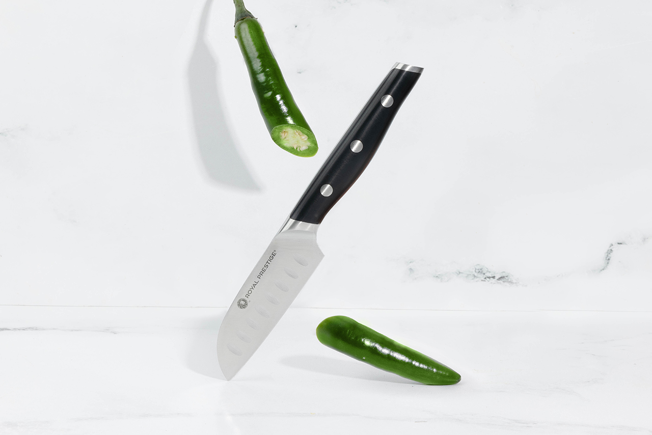A Royal Prestige® Santoku Knife 3.5" será sua melhor aliada na cozinha! Uma faca originária do Japão om aço inoxidável de padrão alemão, esta faca oferece mais resistência e durabilidade, mantendo sua afiação por mais tempo. Ela é ideal para fatiar, cortar em cubos e muito mais. Possui entalhes na lâmina para evitar que os ingredientes grudem, facilitando o corte rápido com um cabo que promove uma pegada mais profissional e confortável em um tamanho menor de 3.5 que a torma mais prática.