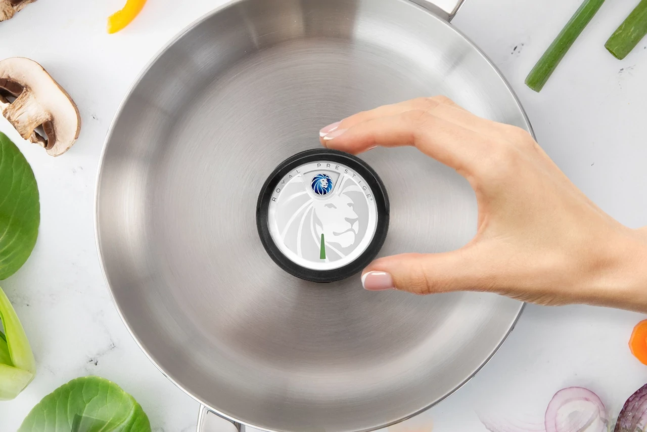 O Smart Temp Royal Prestige® é um termômetro criado para você que procura rapidez e precisão na hora de preparar seus pratos. Compatível com todas as panelas de aço inoxidável Royal Prestige®, ele garante que seus alimentos sejam sempre cozidos e preparados na temperatura ideal. Seu design exclusivo apresenta uma alça de silicone que permite retirá-lo do fogão sem riscos de queimaduras.