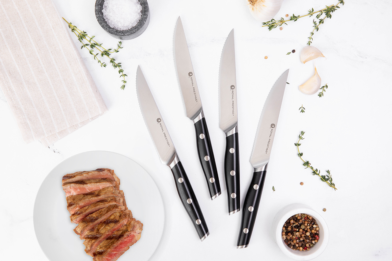 O Conjunto de Facas para Carnes Royal Prestige® inclui 4 facas clássicas serrilhadas ideiais para serem para saborear o prato principal, principalmente cortes de carne e acompanhamentos, como legumes. Seu seu cabo permite uma pegada mais confortavél. Feitas com aço inoxidável padrão alemão permite que fiquem afiadas por mais tempo e as tornam mais duráveis. Apaixone-se por esse belo design que combinará perfeitamente com seus utensílios de mesa.