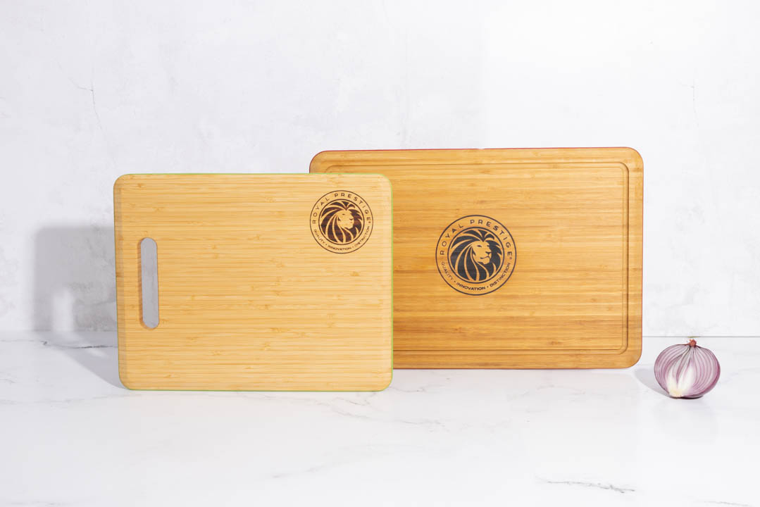 O bambu é um material renovável e muito resistente que ajuda a amortecer o impacto das facas contra a superfície, o que permite conservá-las em excelente estado por mais tempo. Disponíveis em dois tamanhos:  Tábua Grande de Bambu Dimensões: 18" x 12" | 45.7 cm x 30.4 cm  Tábua Média de Bambu Dimensões: 14" x 11" | 35.5 cm x 27.9 cm