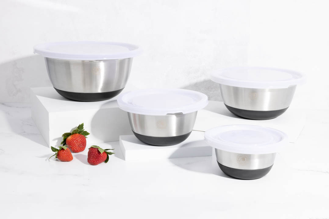 Ideal para misturar, transportar e armazenar alimentos. Fabricado em aço inoxidável da mais alta qualidade, com base antideslizante e tampa para facilictar o uso. Disponíveis em vários tamanhos. Inclui tampa para guardar os ingredientes de forma segura com base antideslizante para misturar ingredientes facilmente.