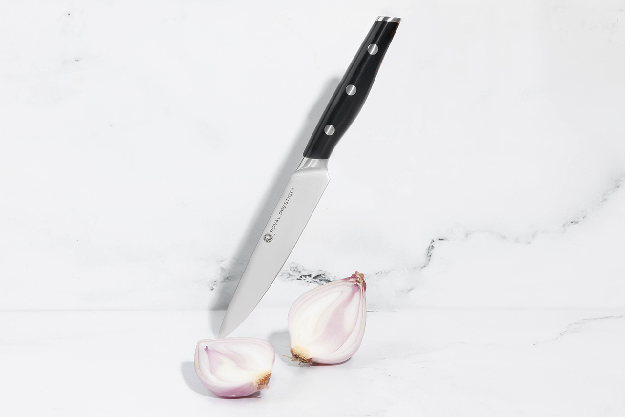 A faca perfeita para você desbravar os seus desafios culinários do dia a dia  A faca multiuso Royal Prestige® é excelente para cortar e picar ingredientes menores com mais facilidade. Sua versatilidade é incomparável, seu cabo permite uma pegada mais confortável e profissional, além de reduzir a fadiga ao usá-la por um longo período de tempo. Sem dúvida, esta se tornará sua faca favorita do dia a dia.