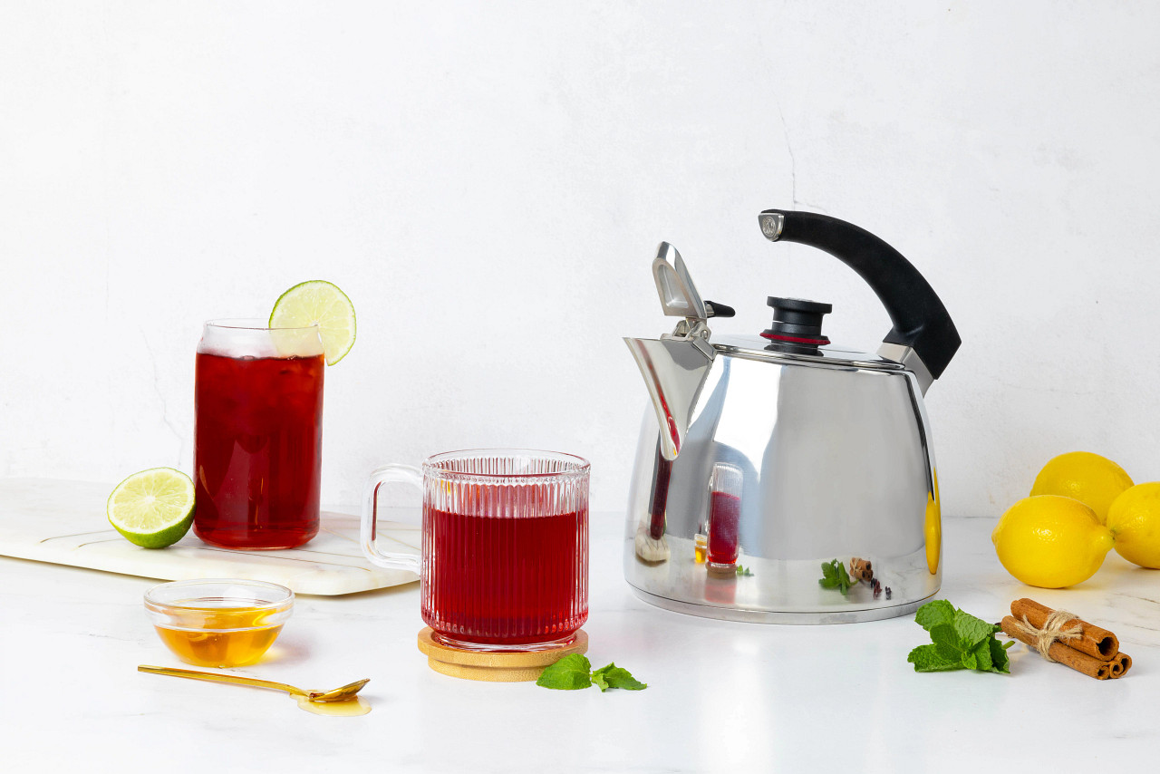 Prepare infusões e chás do seu jeito, usando ingredientes frescos e naturais. Esqueça os sachês e aproveite ao máximo os sabores e nutrientes com a incrível ExperTea. Com capacidade para até 9 xícaras (2,2 L) e alça giratória ergonômica, resistente ao calor e que gira 180°, ela garante conforto ao servir e transforma sua experiência com chás em algo prático e especial.